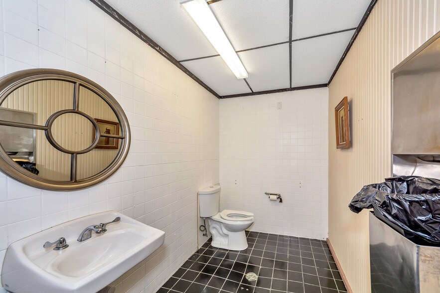 More Photos Of 2001 S Austin Ave, Denison Light Distribution For Lease