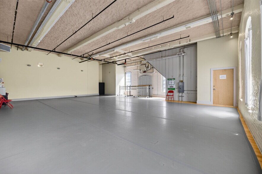More Photos Of 420 Park St, Housatonic Flex For Sale