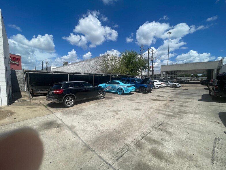 More Photos Of 7300 Southwest Fwy, Houston Freestanding For Lease