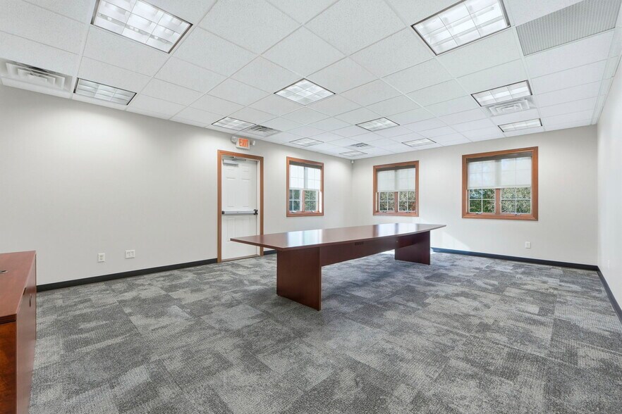 More Photos Of 2150 N Pointe Dr, Warsaw Office For Lease