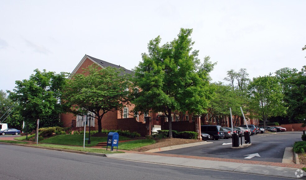 More Photos Of 4151-4165 Chain Bridge Rd, Fairfax Office For Lease