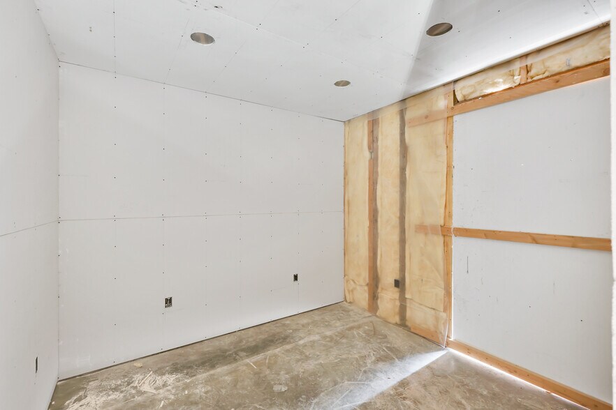 More Photos Of 21 N Skipworth Rd, Spokane Valley Showroom For Lease