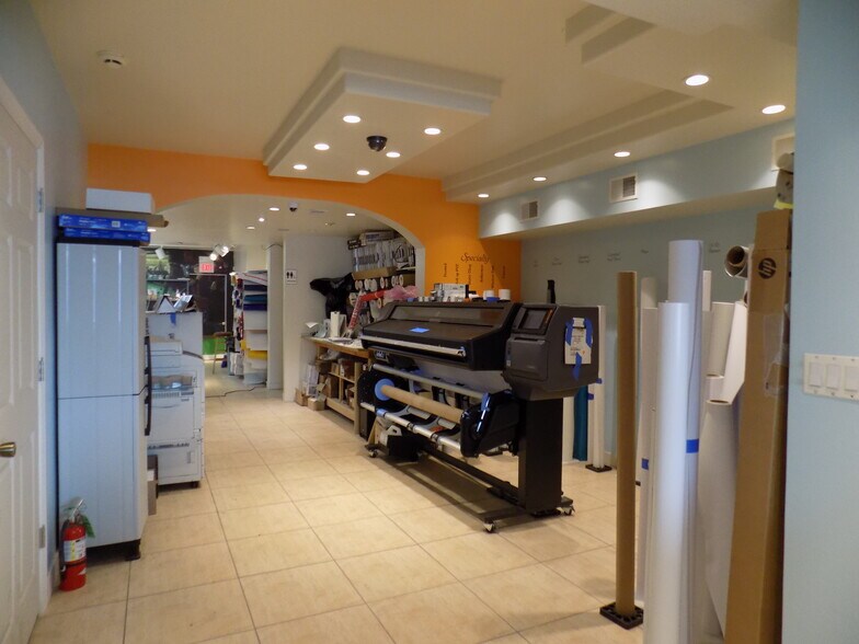 More Photos Of 417 Sheridan Rd, Highwood Storefront Retail Residential For Lease