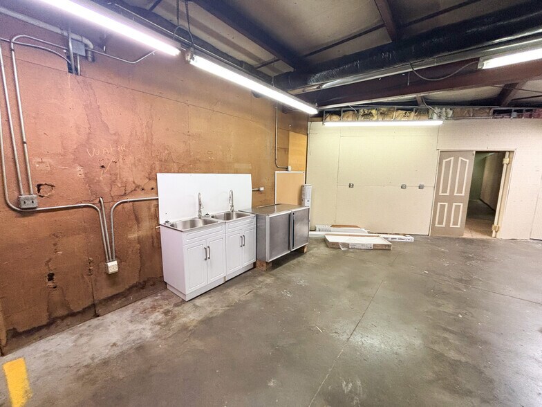 More Photos Of 304 E Jackson St, Willard Unknown For Lease