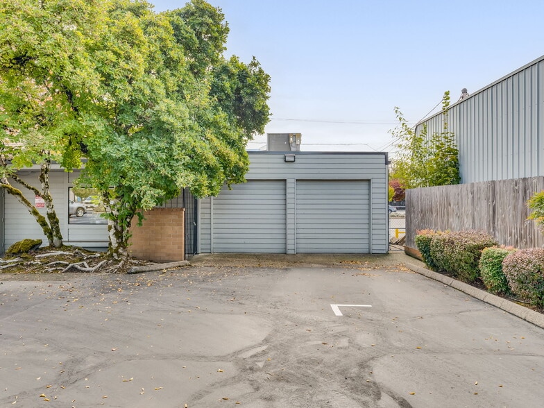 More Photos Of 1215 NE Baker St, Mcminnville Office For Sale