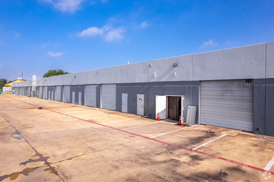 Primary Photo Of 2156 W Northwest Hwy, Dallas Light Distribution For Lease