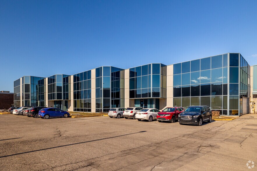 More Photos Of 2125 Av 23E, Montréal Distribution For Lease