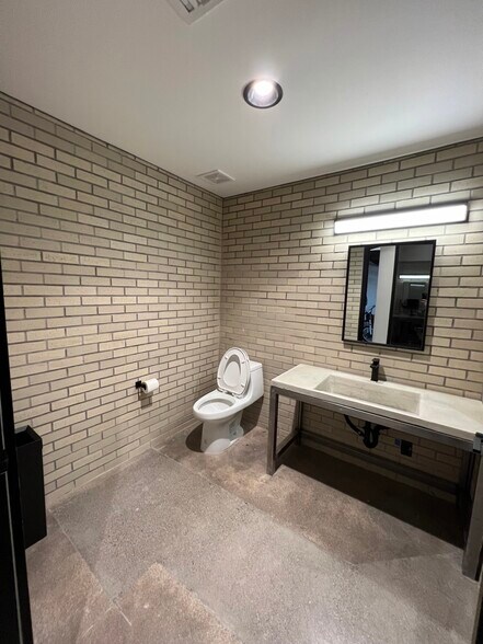 More Photos Of 15979 N 76th St, Scottsdale Showroom For Lease