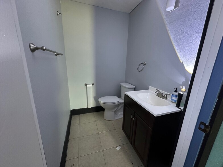 More Photos Of 3111 S Travis St, Sherman Distribution For Lease