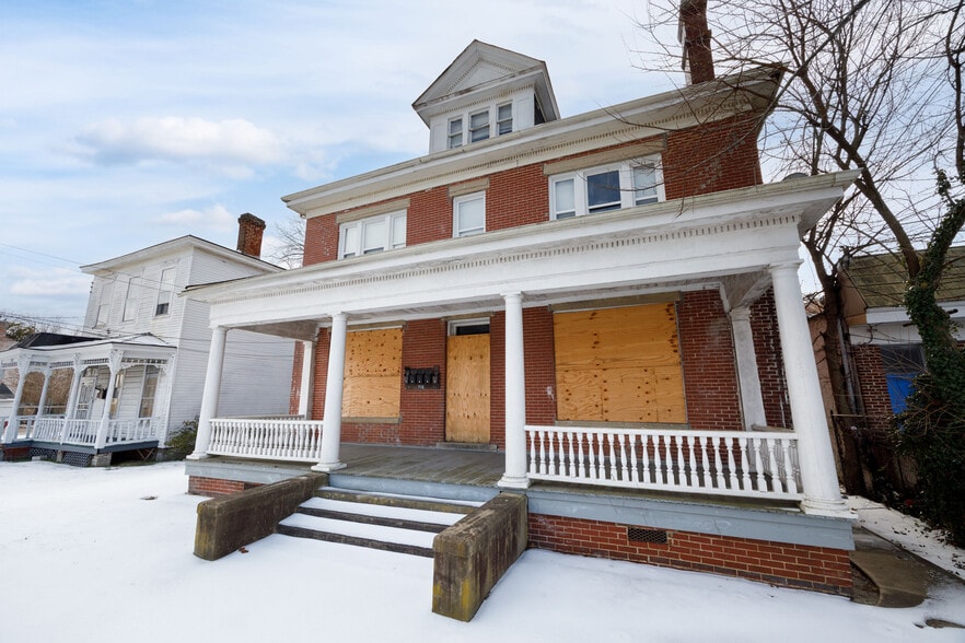 More Photos Of 716 W Washington St, Petersburg Multifamily For Sale