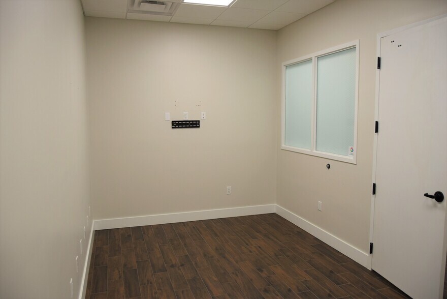 More Photos Of 11810 SE Dixie Hwy, Hobe Sound Storefront Retail Residential For Lease