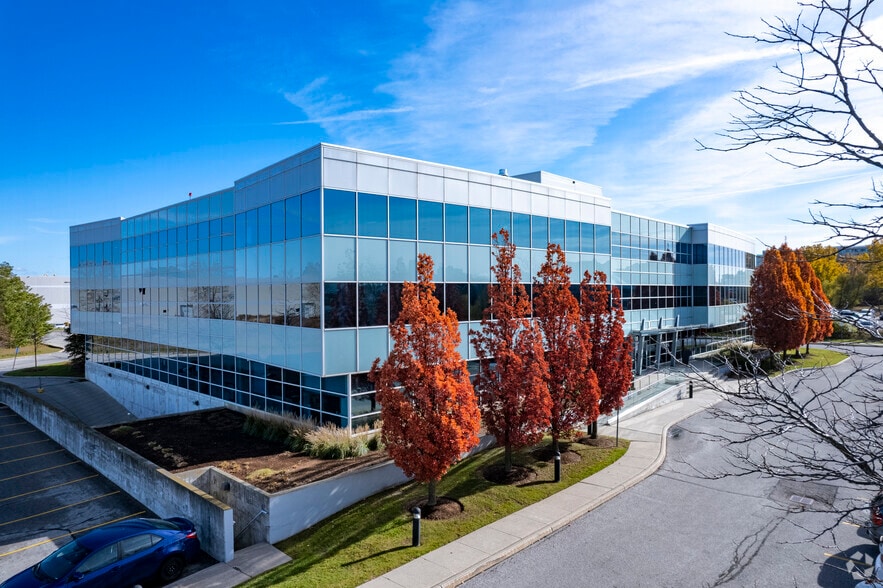 Primary Photo Of 120 E Beaver Creek Rd, Richmond Hill Office For Lease
