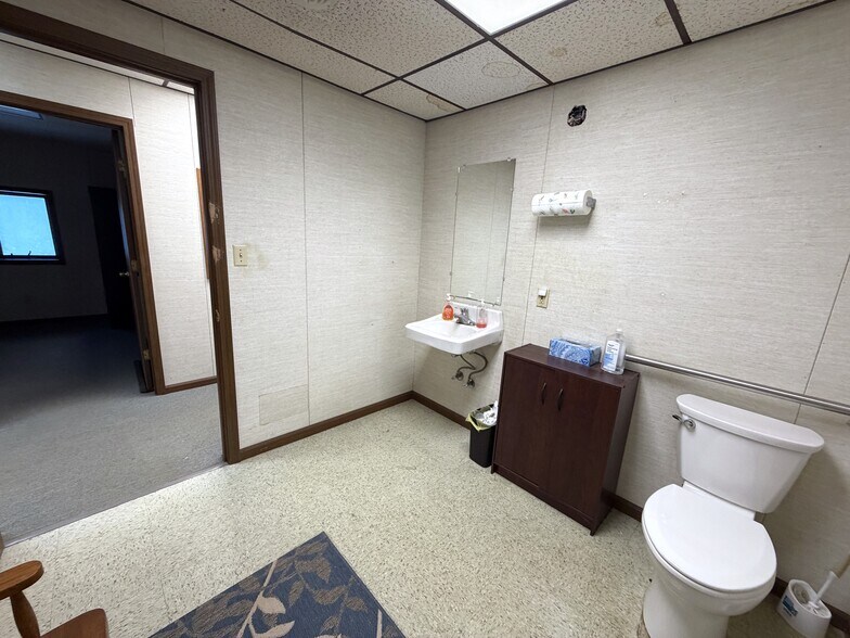 More Photos Of 305 N Mason St, Carrollton Office For Sale