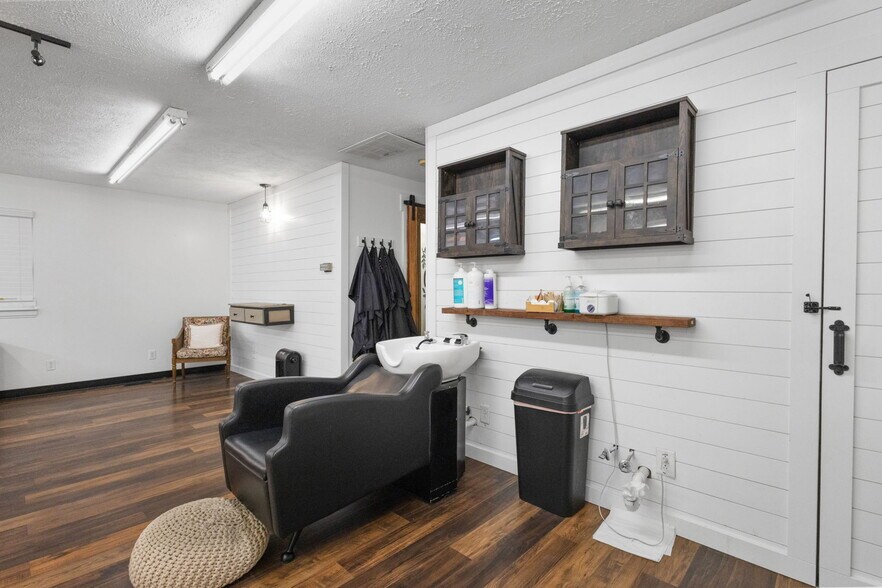 More Photos Of 116 S Franklin St, Brazil General Retail For Sale