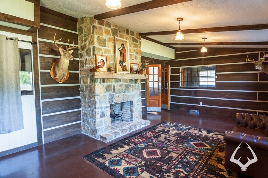 More Photos Of 205 N Wheeler Rd, Colmesneil Office For Sale