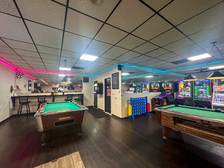 More Photos Of 3870 Elizabeth Lake Rd, Waterford Bar For Lease