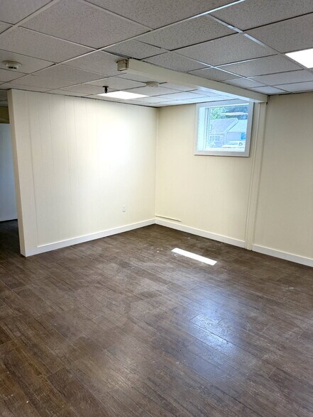 More Photos Of 122 E Railroad Ave, West Haverstraw Showroom For Lease