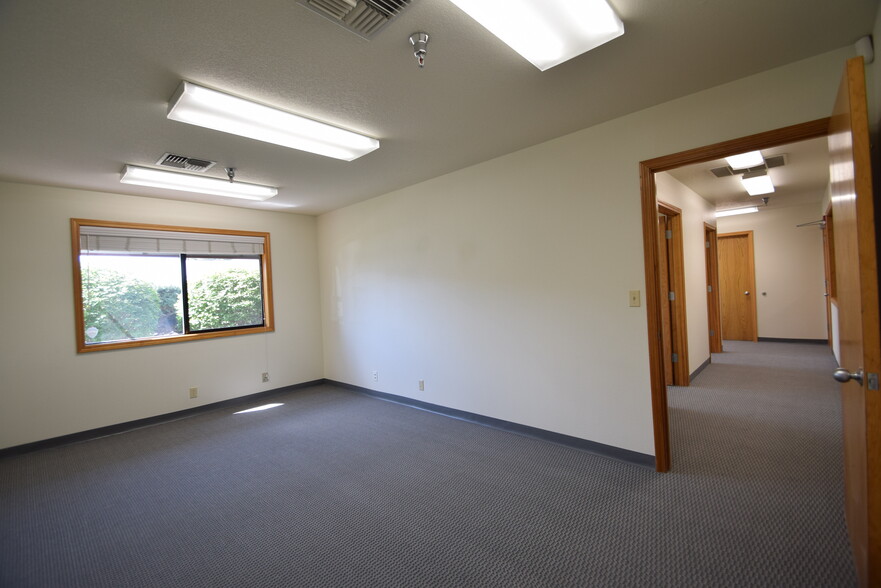 More Photos Of 742-746 SE Glenwood Dr, Bend Manufacturing For Lease
