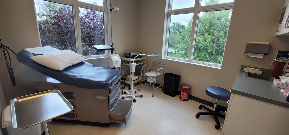 More Photos Of 46161 Westlake Dr, Sterling Office For Sale