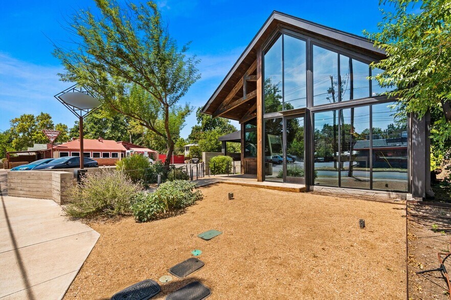More Photos Of 2708 E Cesar Chavez St, Austin Restaurant For Sale