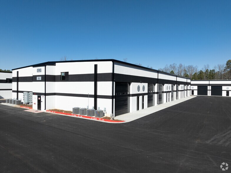 More Photos Of 5705-5765 Stables Way, Alpharetta Showroom For Lease