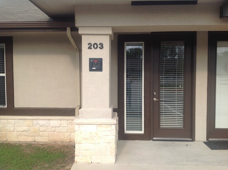 More Photos Of 930 S Bell Blvd, Cedar Park Office Residential For Lease