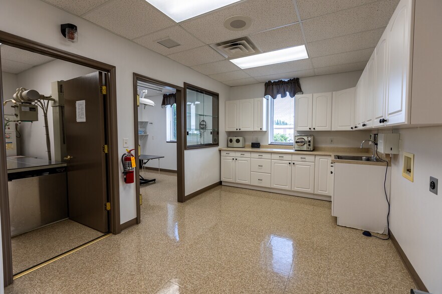 More Photos Of 14605 Velp Ave, Suamico Veterinarian Kennel For Lease