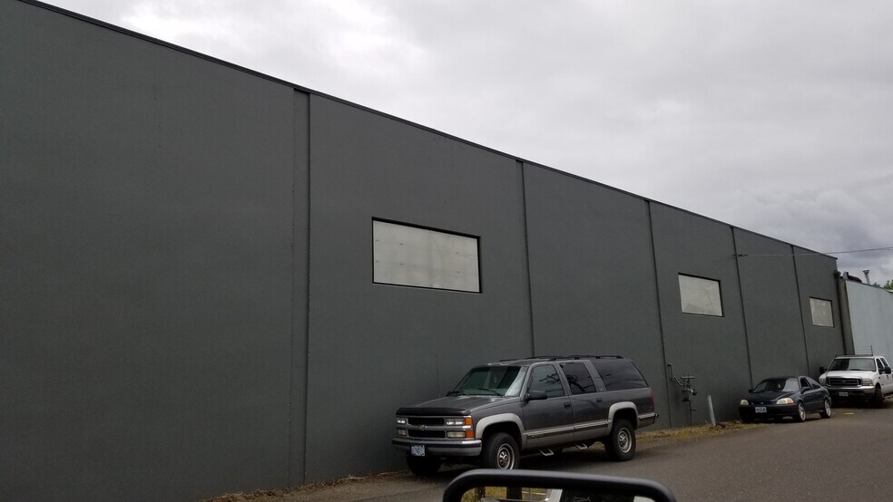 More Photos Of 2505 SE Stubb St, Milwaukie Warehouse For Lease