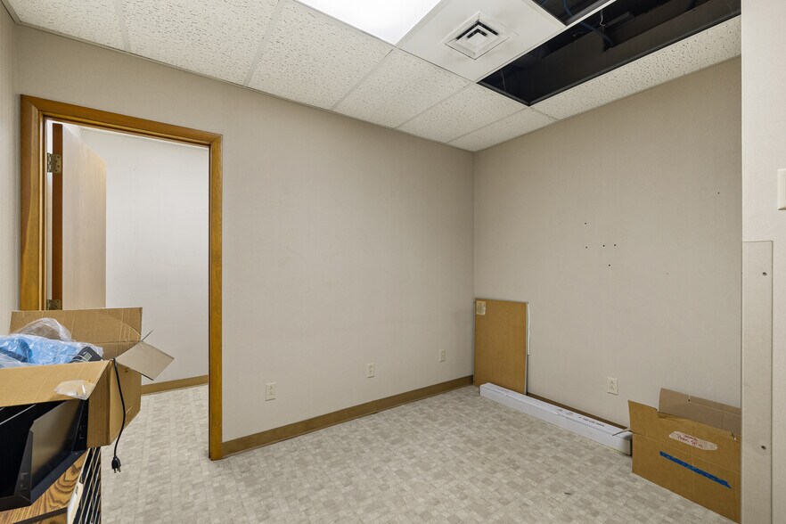 More Photos Of 2050 W Fourth St, Mansfield Medical For Lease