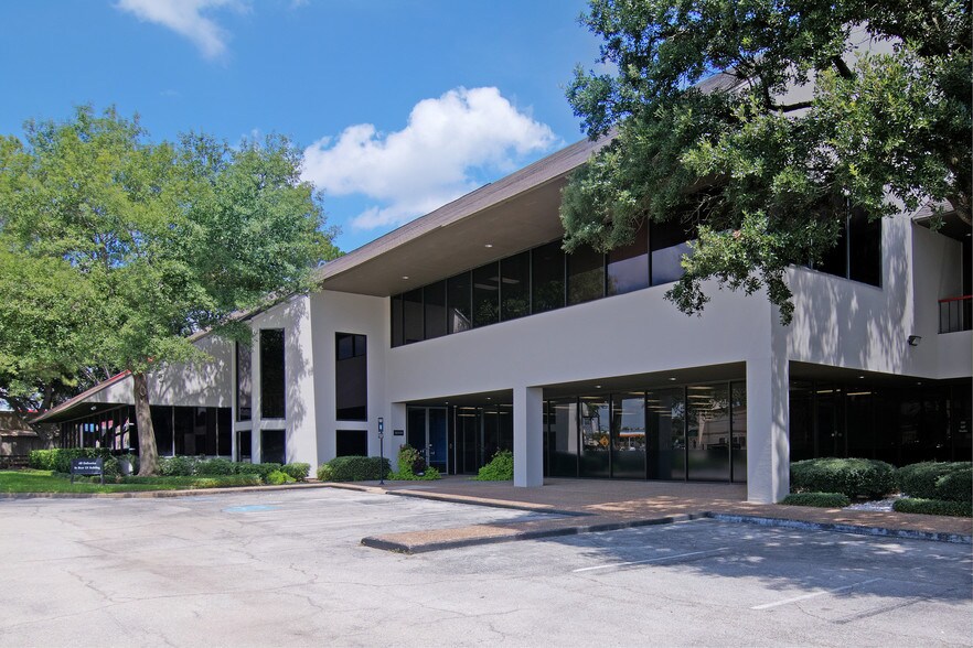 More Photos Of 16000 Memorial Dr, Houston Medical For Lease