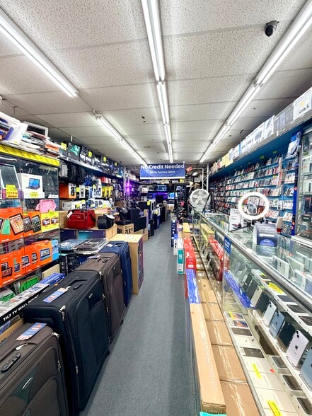 More Photos Of 30-69 Steinway St, Astoria Storefront Retail Office For Lease