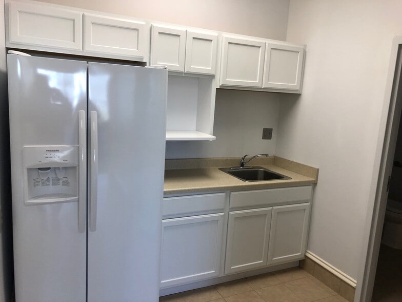 More Photos Of 14701 Cumberland Rd, Noblesville Research And Development For Lease