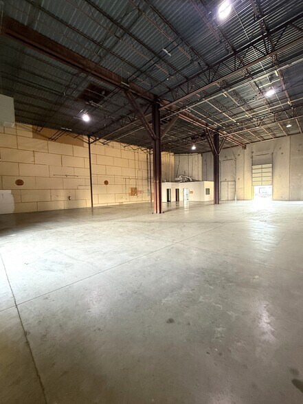 More Photos Of 5813 Distribution, San Antonio Warehouse For Lease