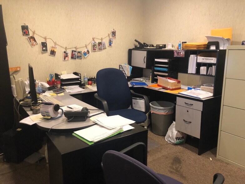 More Photos Of 18735 Ecorse Rd, Allen Park Office For Lease