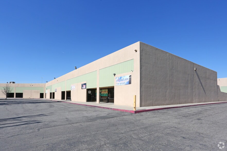 More Photos Of 5880 District Blvd, Bakersfield Showroom For Lease