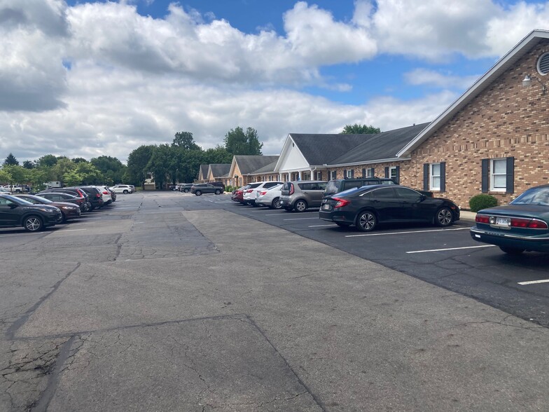 More Photos Of 2177-2253 Olympic St, Springfield Office For Lease