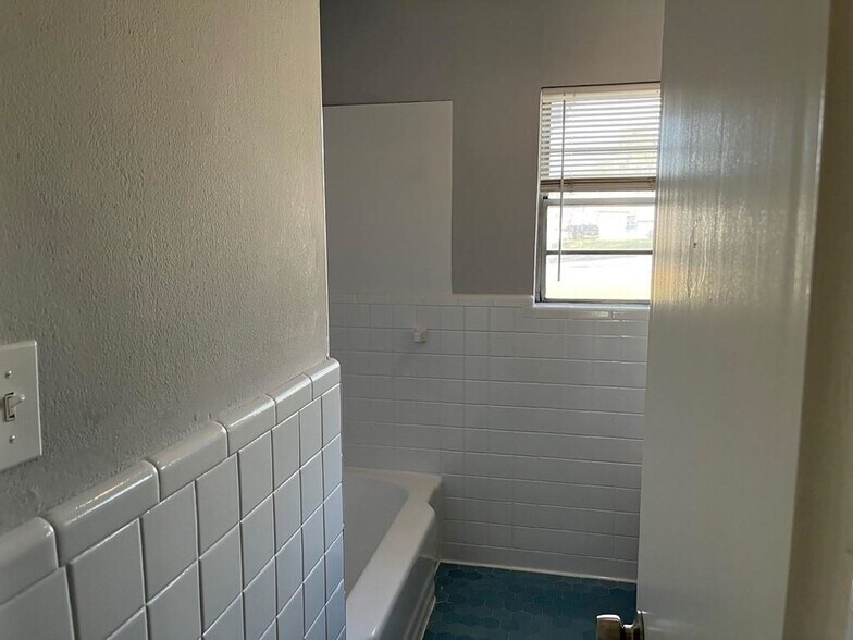 More Photos Of 1007 Meyer St, Sealy Multifamily For Sale