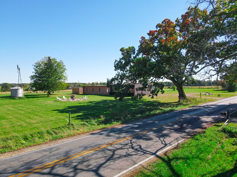 More Photos Of 2045 Bradley Rd, Webberville Showroom For Sale
