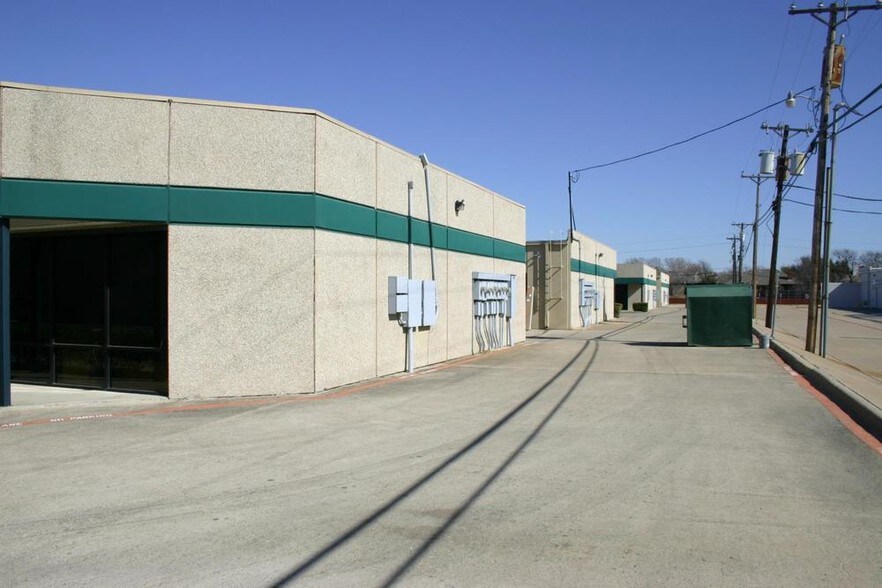 More Photos Of 1411 E Lemay Dr, Carrollton Research And Development For Lease