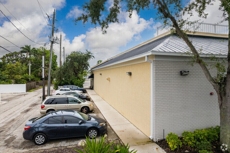More Photos Of 680 Tamiami Trl N, Naples Freestanding For Lease
