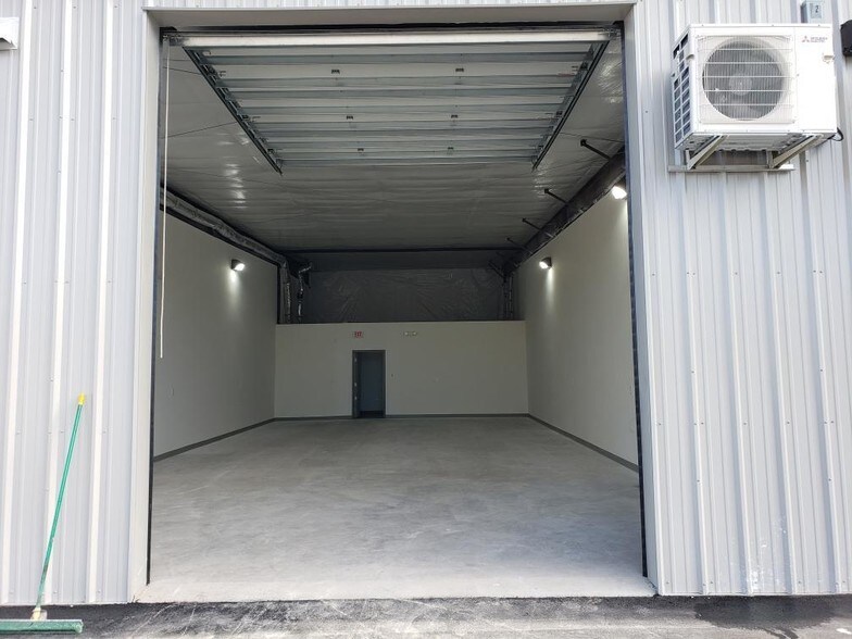 More Photos Of 2017 Corporate Dr, Wilmington Showroom For Lease