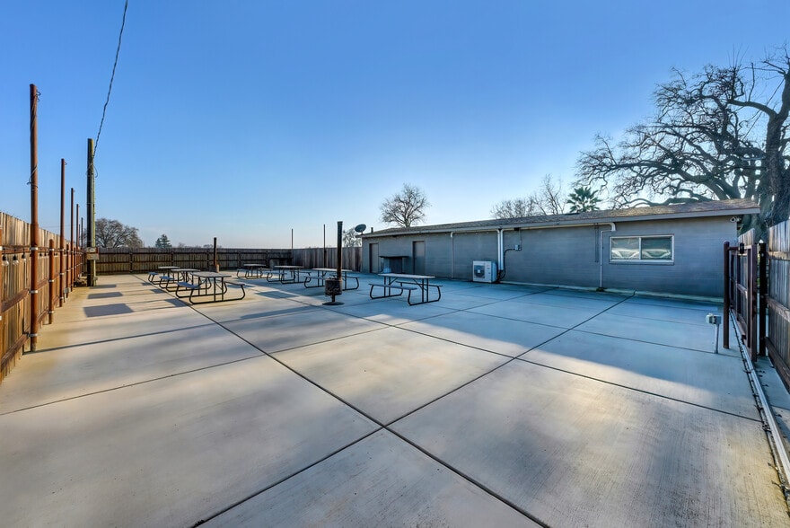 More Photos Of 979 Nicolaus ave, Nicolaus Bar For Sale