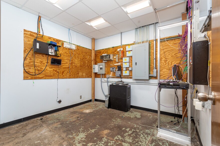 More Photos Of 212 S Main St, Grove Office For Sale