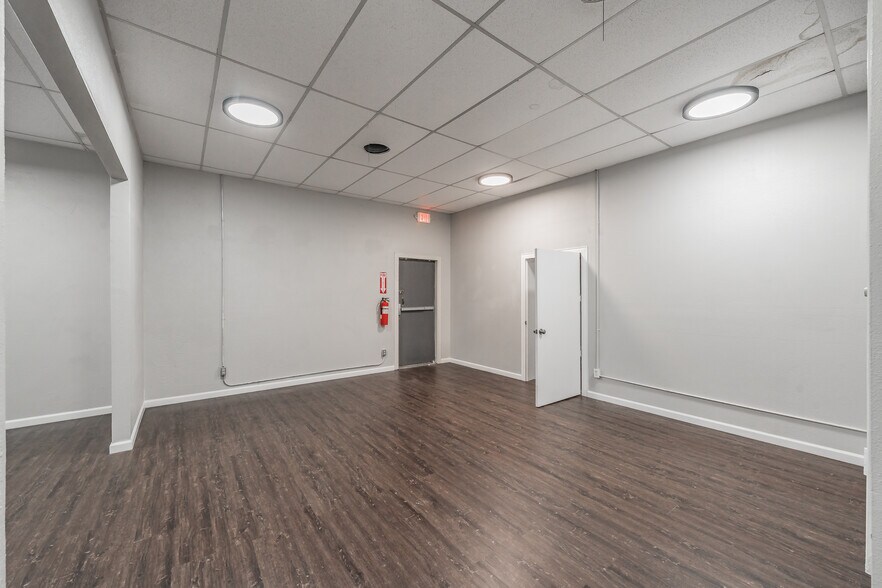 More Photos Of 7235 Glenview Dr, Richland Hills Office For Sale