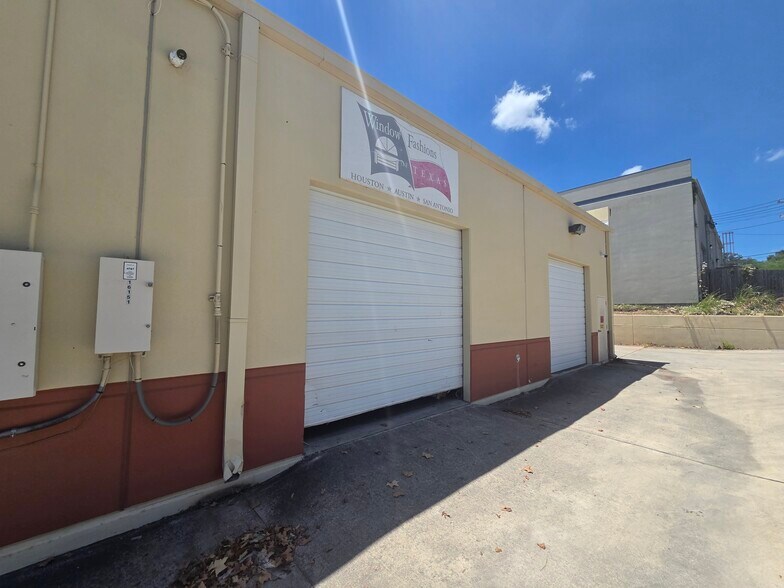 More Photos Of 16151 College Oak Dr, San Antonio Showroom For Sale