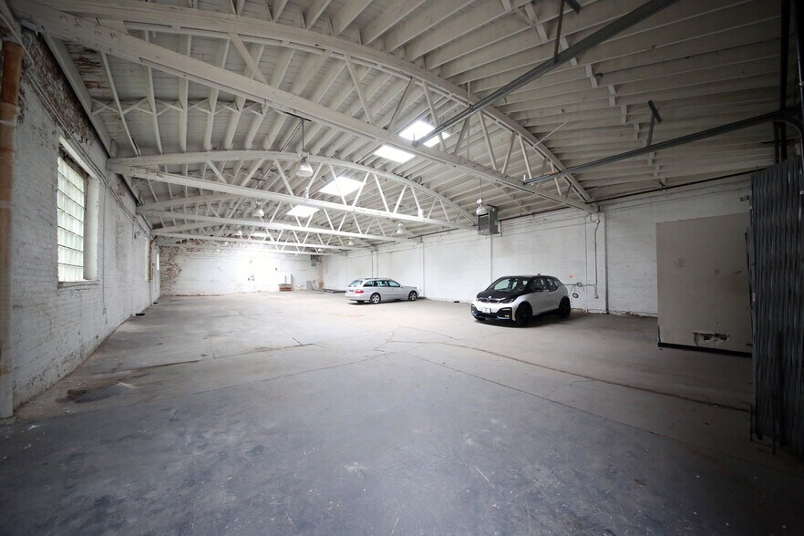 More Photos Of 900 W Cermak Rd, Chicago Warehouse For Lease