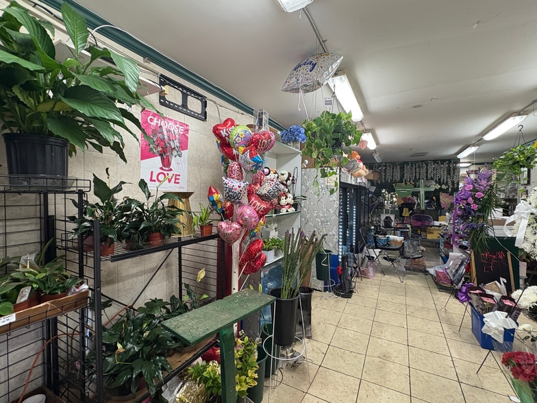 More Photos Of 7951 Myrtle Ave, Glendale Storefront Retail Residential For Sale