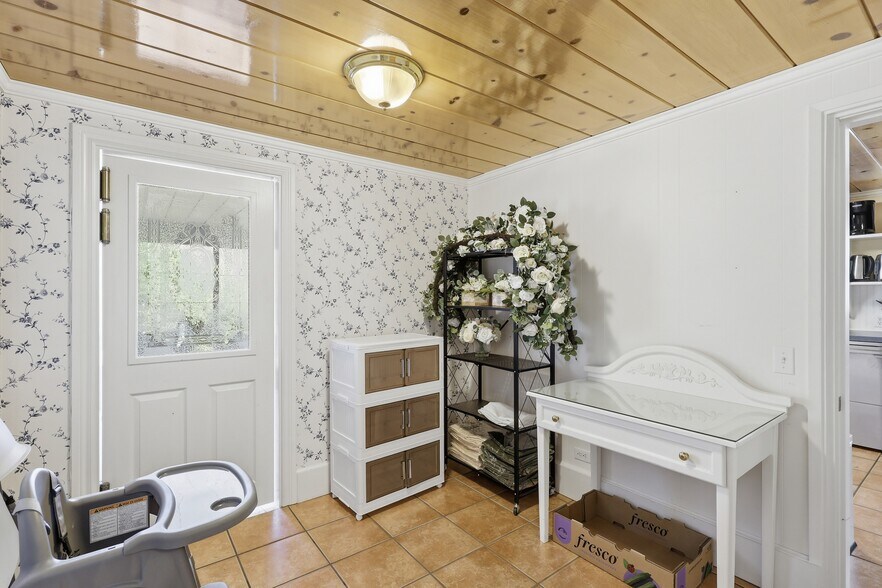More Photos Of 7001 Savona Access Rd, Thompson-Nicola Hotel For Sale