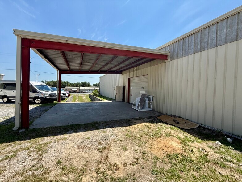 More Photos Of 11815 US Highway 15-501, Aberdeen Distribution For Lease