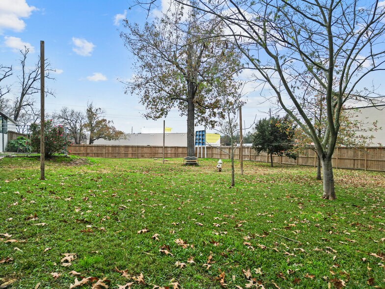 More Photos Of 119 Old River Rd, Montgomery Veterinarian Kennel For Sale